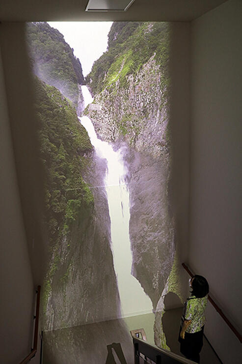 新たに導入した映像投影機器で再現された称名滝