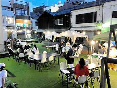 週末の夜はまちなか広場で乾杯　福井市の新栄テラスに恒例「ビアパーク」