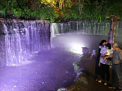 真夏の夜、幻想的に　軽井沢「白糸の滝」