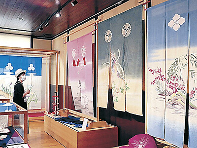 涼し気な夏のれん展示　石川県・七尾市の花嫁のれん館