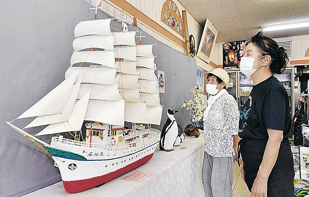 折り紙で作られた帆船などの作品＝能登町松波のミニギャラリーきんさ