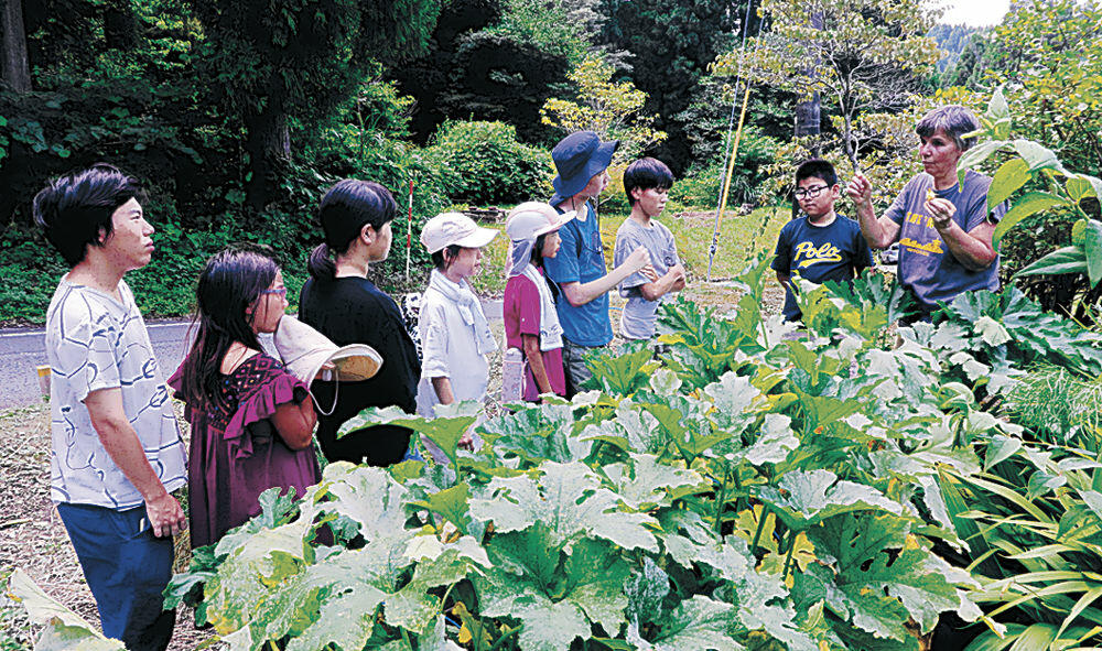 植物の説明を聞く子どもたち＝珠洲市若山町