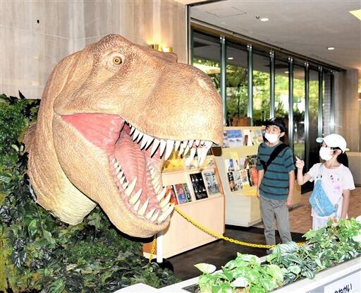 期間限定でロビーに設置されているティラノサウルスの頭部のロボット＝８月１１日、福井県勝山市の勝山ニューホテル
