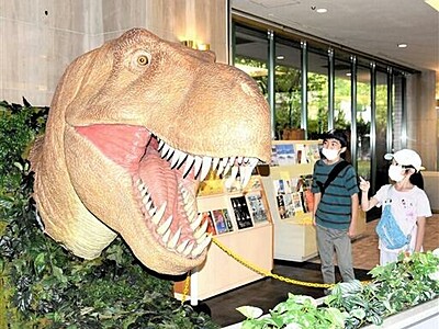 恐竜ロボ「大きい！」　勝山のホテルで２２日まで展示