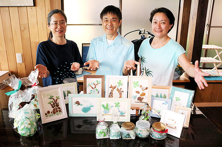 シーグラスのアート作品を紹介する（左から）赤松さん、小島さん、松尾さん