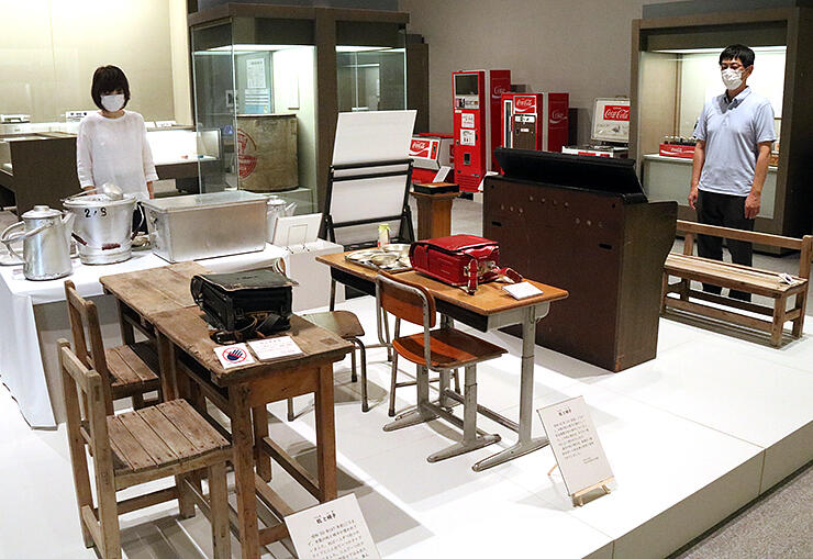 昭和の時代に使われていた生活道具が並ぶ会場