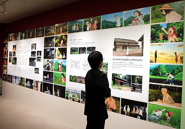 「花の家」を紹介する公開１０周年記念の企画展のコーナー＝西田美術館