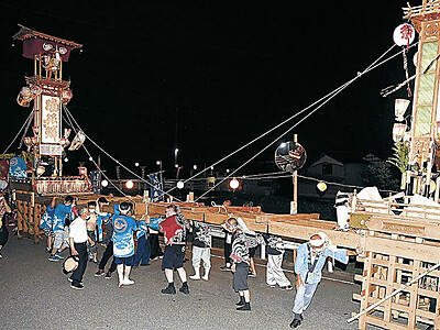 キリコで「力比べ」　石川県・矢波諏訪祭で押し合い　３年ぶり巡行