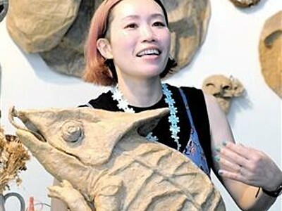 段ボール造形、作家が解説　8月20日、金津創作の森美術館でエピソードや思い披露