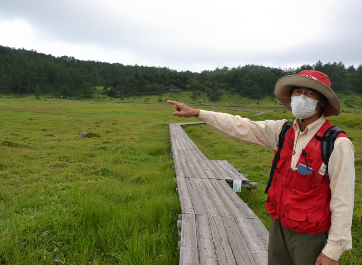 池の平湿原について現地説明する吉田さん
