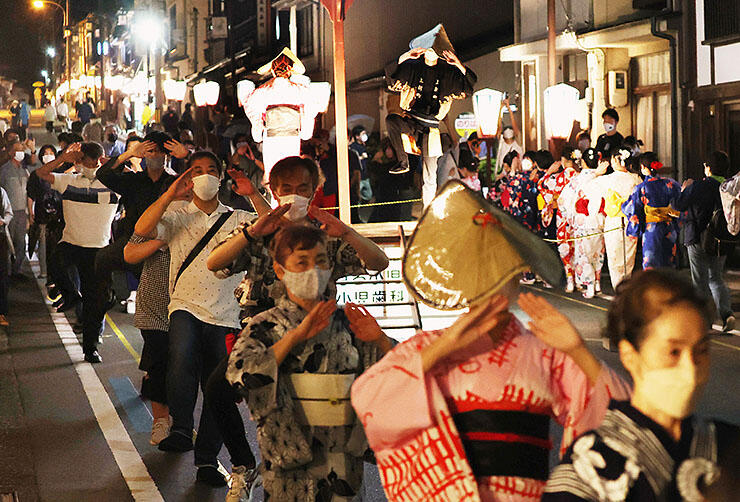 踊り手と一緒に通りで「大輪踊り」を堪能する観光客ら＝３日午後１０時１０分ごろ、富山市八尾町上新町