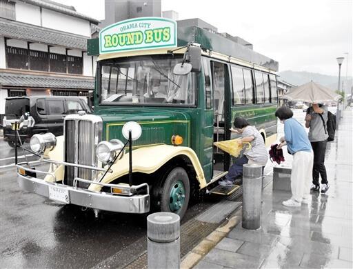 運行が始まった小浜市のレトロバス＝９月３日、福井県小浜市白鬚