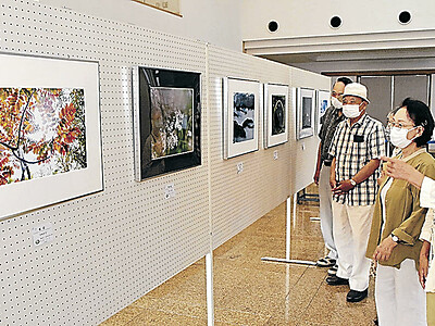 四季折々の写真並ぶ　加賀市美術館