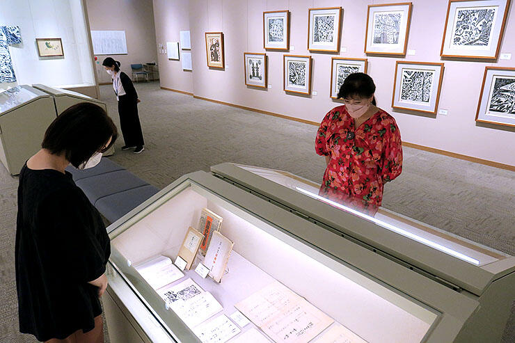福光美術館で始まった棟方志功の未発表資料や作品などの展示