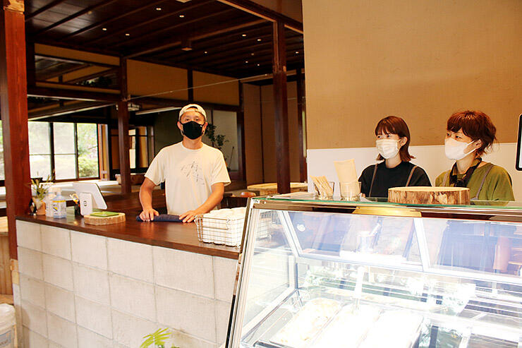 交流拠点としての役割を目指して、直営店をオープンした宮本さん（左）