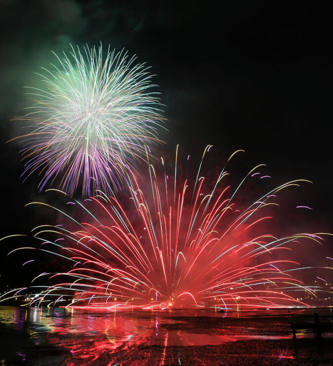 湖面を彩った水上スターマインと打ち上げ花火 ＝９日午後８時３８分、諏訪市