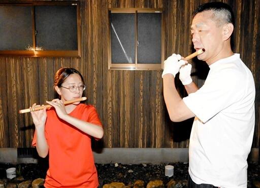 指導を受けながら笛の練習に励む濱崎さん（左）＝９月９日夜、福井県小浜市大宮