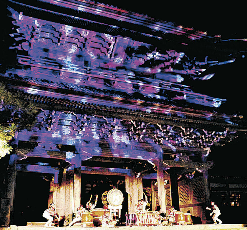 鮮やかな映像が投影された山門で演奏を繰り広げる「輪島・和太鼓虎之介」のメンバー＝輪島市門前町
