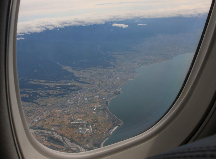 機内から見えた北アルプスの山々と日本海