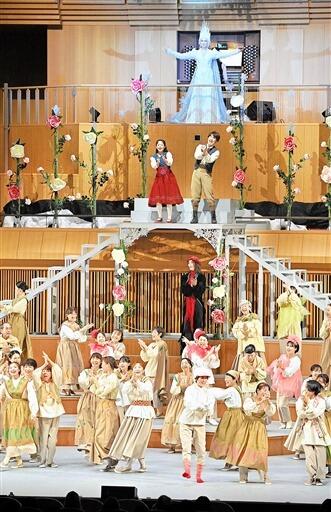 女王役の水夏希さん（上）や県民ダンサーらが熱演したミュージカル「雪の女王」＝９月１９日、福井県福井市の県立音楽堂