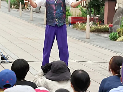 演者も観客も笑顔　ジャグリングやバルーンアート、長野市で大道芸フェス
