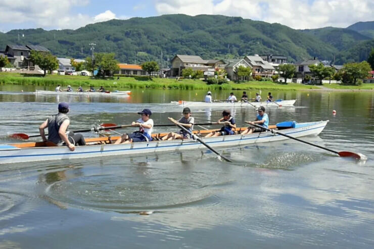 ５人乗りの「ナックルフォア」で練習する子どもたち＝８月、諏訪湖