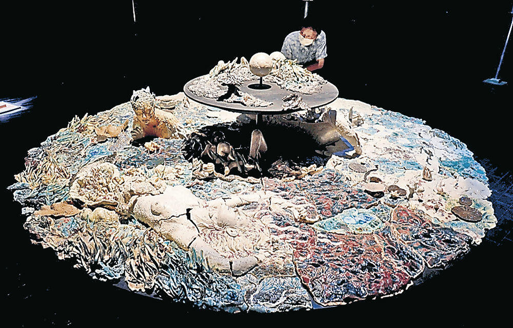 回転する陶彫刻と音響の空間芸術を体感する来場者＝金沢２１世紀美術館