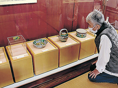江戸後期の九谷焼並ぶ　加賀・窯跡展示館