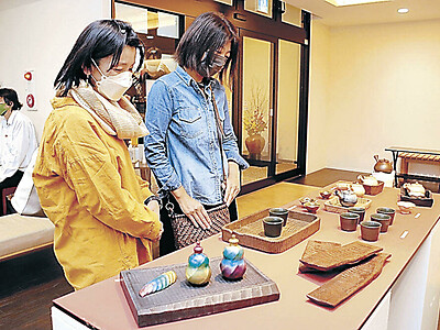 煎茶道具や我谷盆並ぶ　加賀・動橋で２人展
