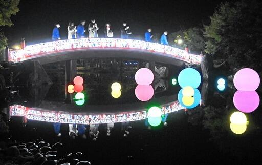 池や橋に施されたライトアップ。水面に明かりが映り幻想的な雰囲気を醸し出している＝１０月１１日、福井県越前市の紫式部公園