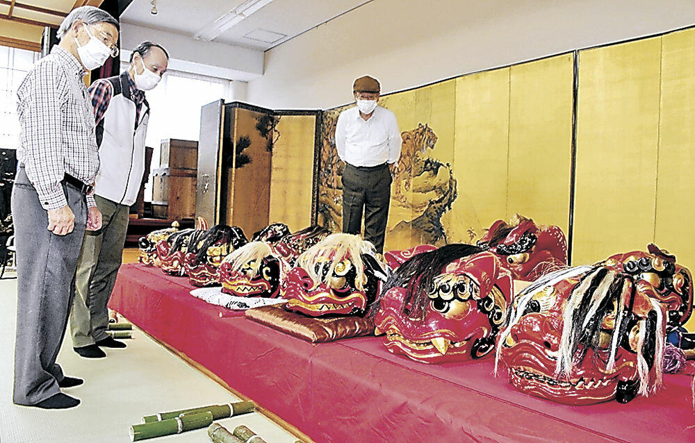 展示された獅子頭を点検する関係者＝加賀市大聖寺地区会館