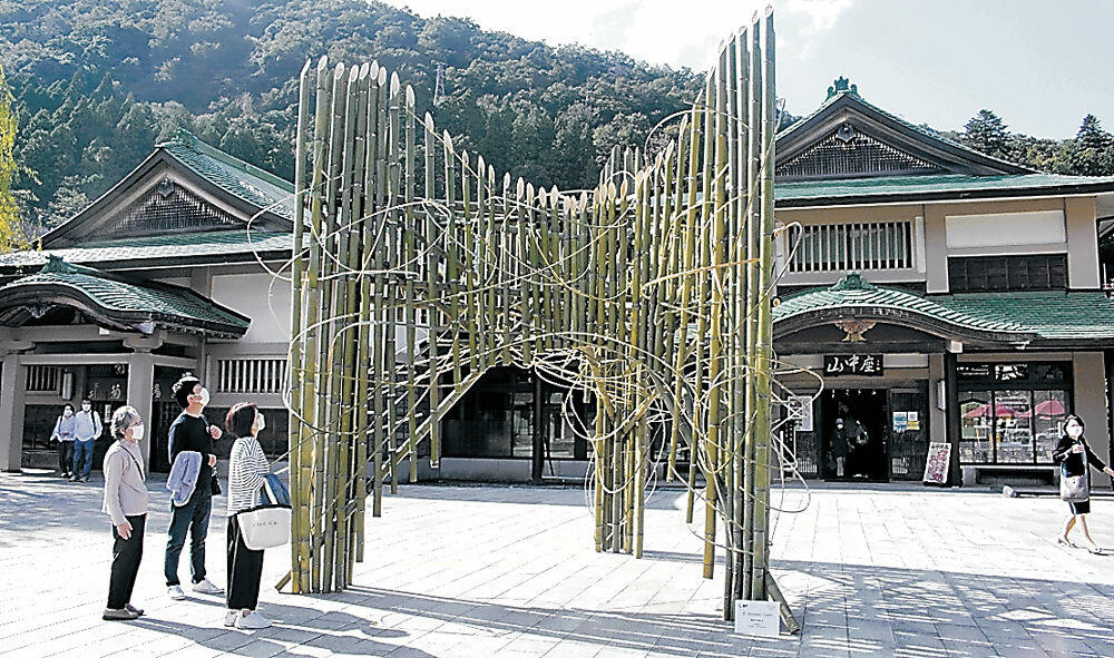 山中座前に設置された竹のオブジェ＝加賀市山中温泉