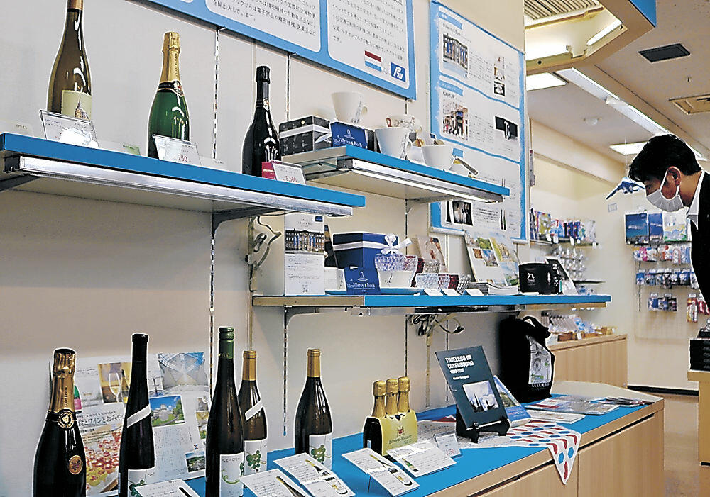 ワインなどが並ぶルクセンブルクフェア＝小松空港