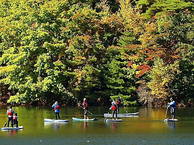 深まる秋　松本市の美鈴湖　紅葉見ながらＳＵＰ楽しむ