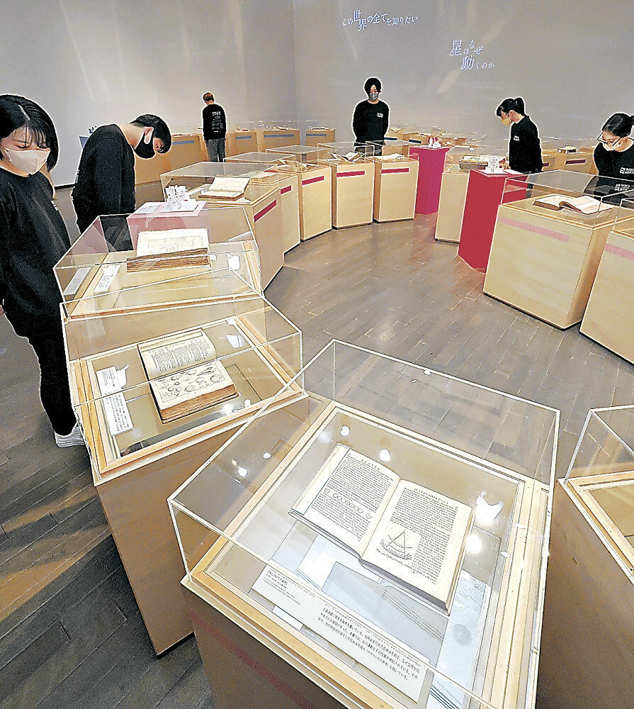 金沢工大が所蔵する貴重な初版本が並んだ会場＝金沢２１世紀美術館