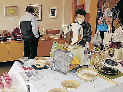 茶わんや花器２００点並ぶ　金沢市工芸協会員・西川さん
