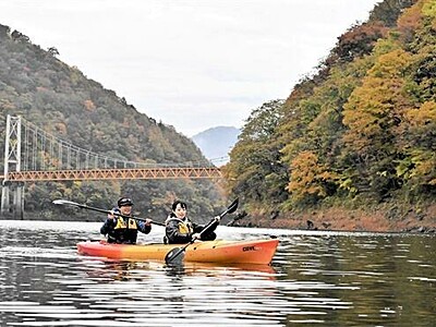 秋色の湖、君をのせて　福井県大野・九頭竜湖
