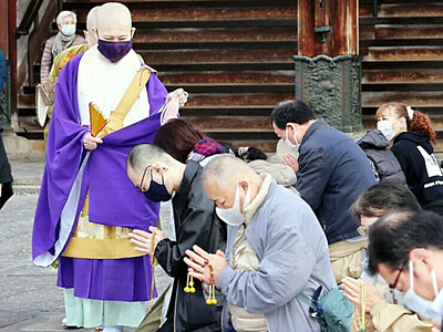 長野市の善光寺、「お数珠頂戴」再開　「普通の生活に戻る兆しを体感」