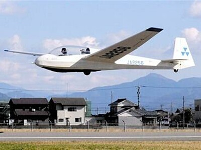 グライダーで秋空散歩　「メッカ」の福井空港で体験搭乗