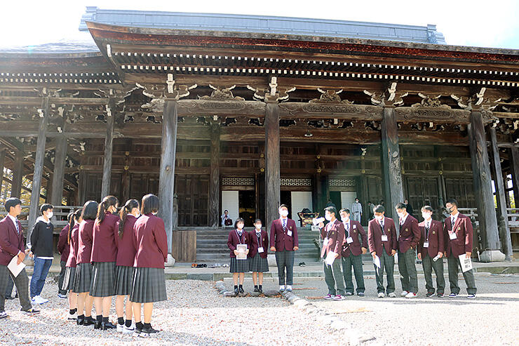 勝興寺の本堂を案内する生徒