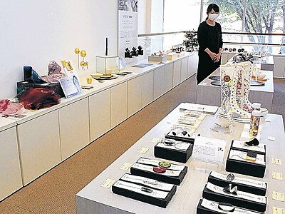 多彩な作品、来場者注目　「金沢の工芸の今」開幕