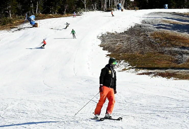 今季の営業が始まった横手山・渋峠スキー場で滑りを楽しむスキーヤーら