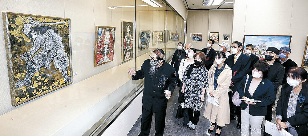 作品を解説する丹羽さん（左）＝金沢市の県立美術館