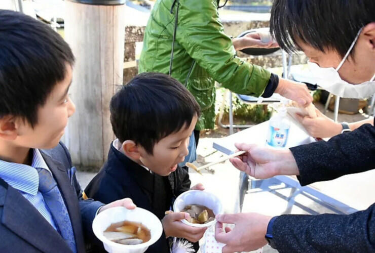 サトイモ「善光寺」の芋煮を食べる子どもたち