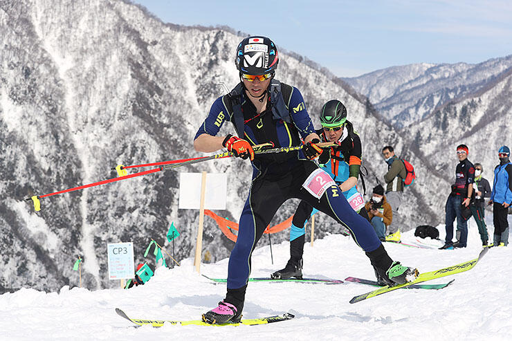 ことし２月、宇奈月温泉スキー場で開かれた山岳スキー競技日本選手権で雪山を駆ける選手