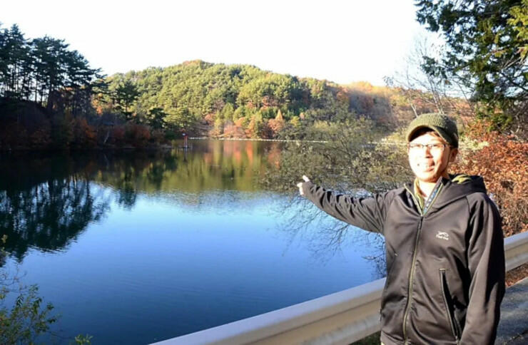 美鈴湖周辺の自然や歴史を紹介する藤沢さん
