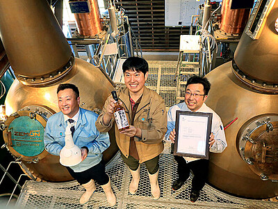 高岡銅器の蒸留器使ったウイスキー 初の商品化　砺波の若鶴酒造