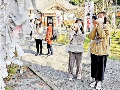 足羽山を外国人の観光スポットに　福井大生が留学生招き撮影会