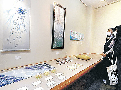 紙の布の作品並ぶ　金沢市染織作家協会展