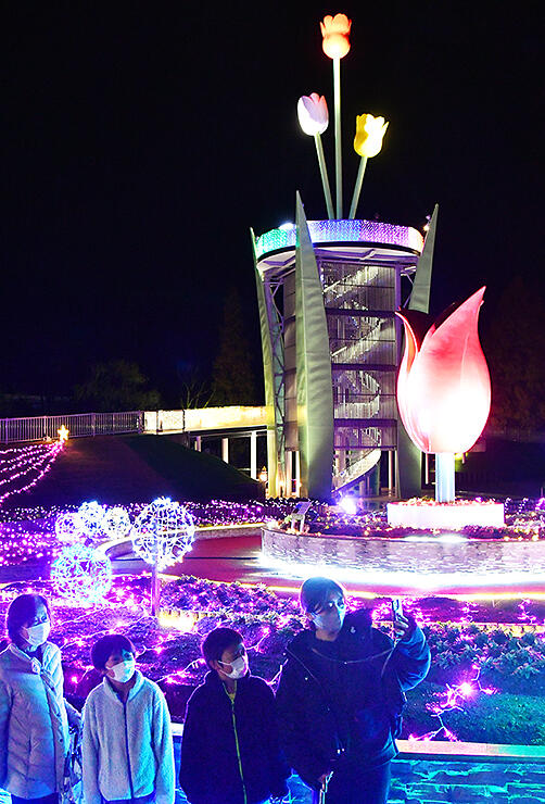 約１０万個の電球で彩られた砺波チューリップ公園